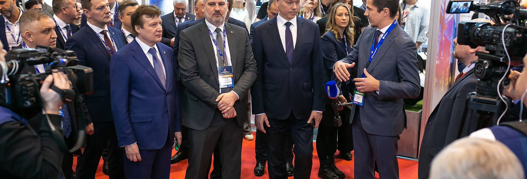 Губернатор Новосибирской области посетил выставку "Город Света 2025"